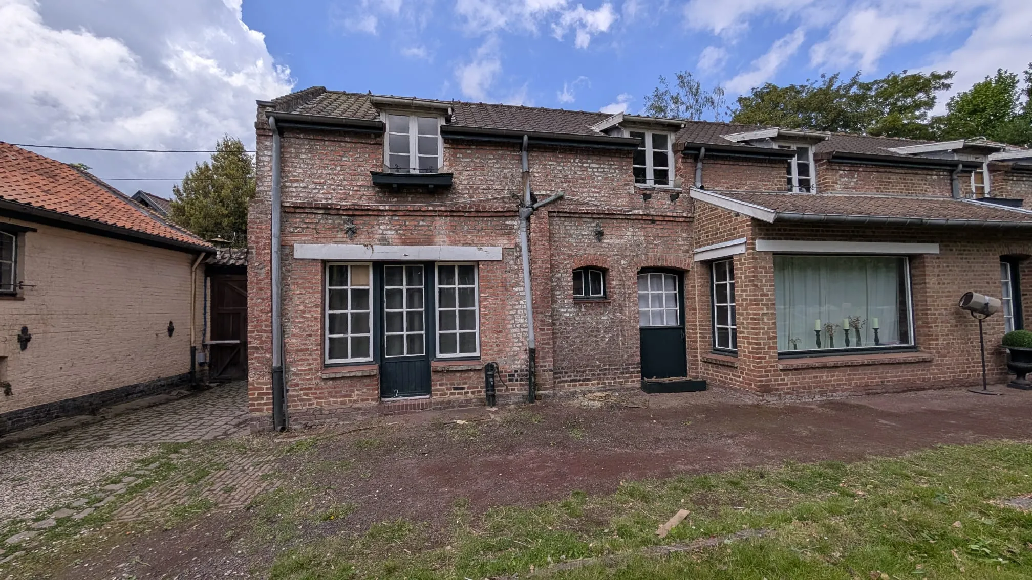 Après, Avant/après, une façade libérée de la glycine et du lierre qui l'envahissaient.