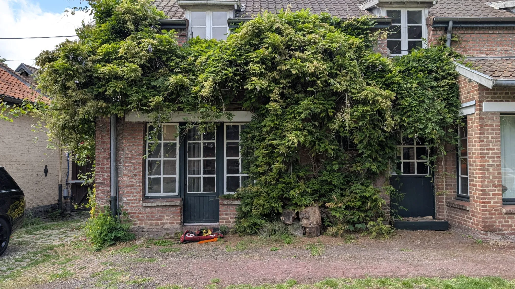 Avant, Avant/après, une façade libérée de la glycine et du lierre qui l'envahissaient.